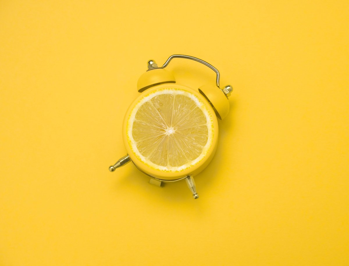 Un réveil en forme de tranche de citron sur fond jaune